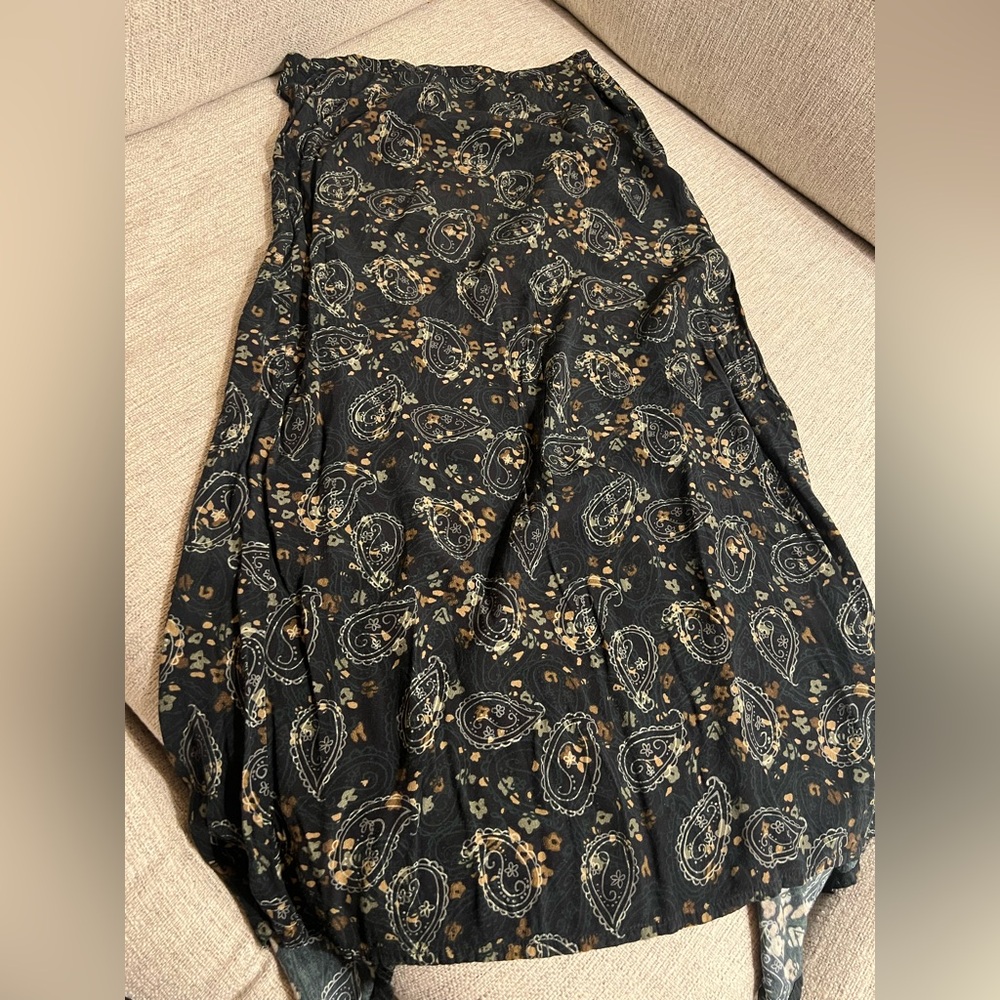 Kathy Ireland Black and Gold Paisley Skirt